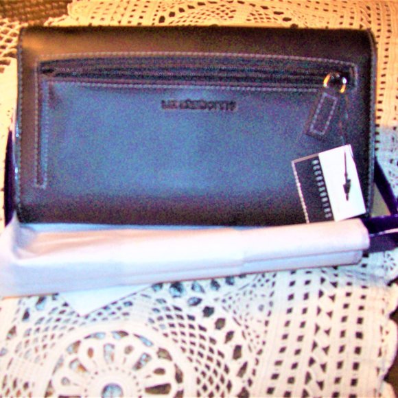 ***LIZ CLAIBORNE *** Clutch Wallet BRAND NEW ~ NEVER USED - Picture 1 of 3